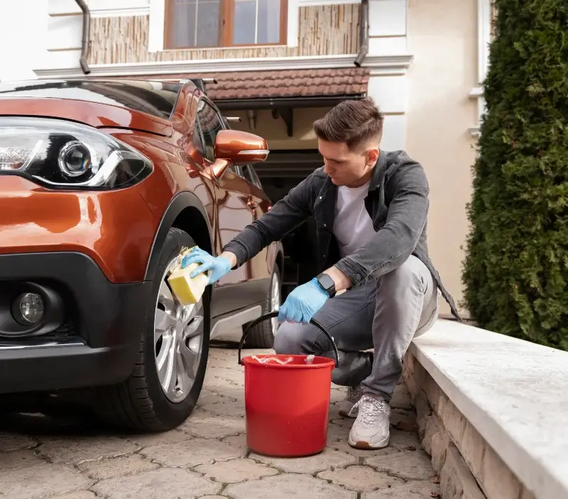 Lavage auto à domicile Miglos : professionnel intervenant sur un véhicule
